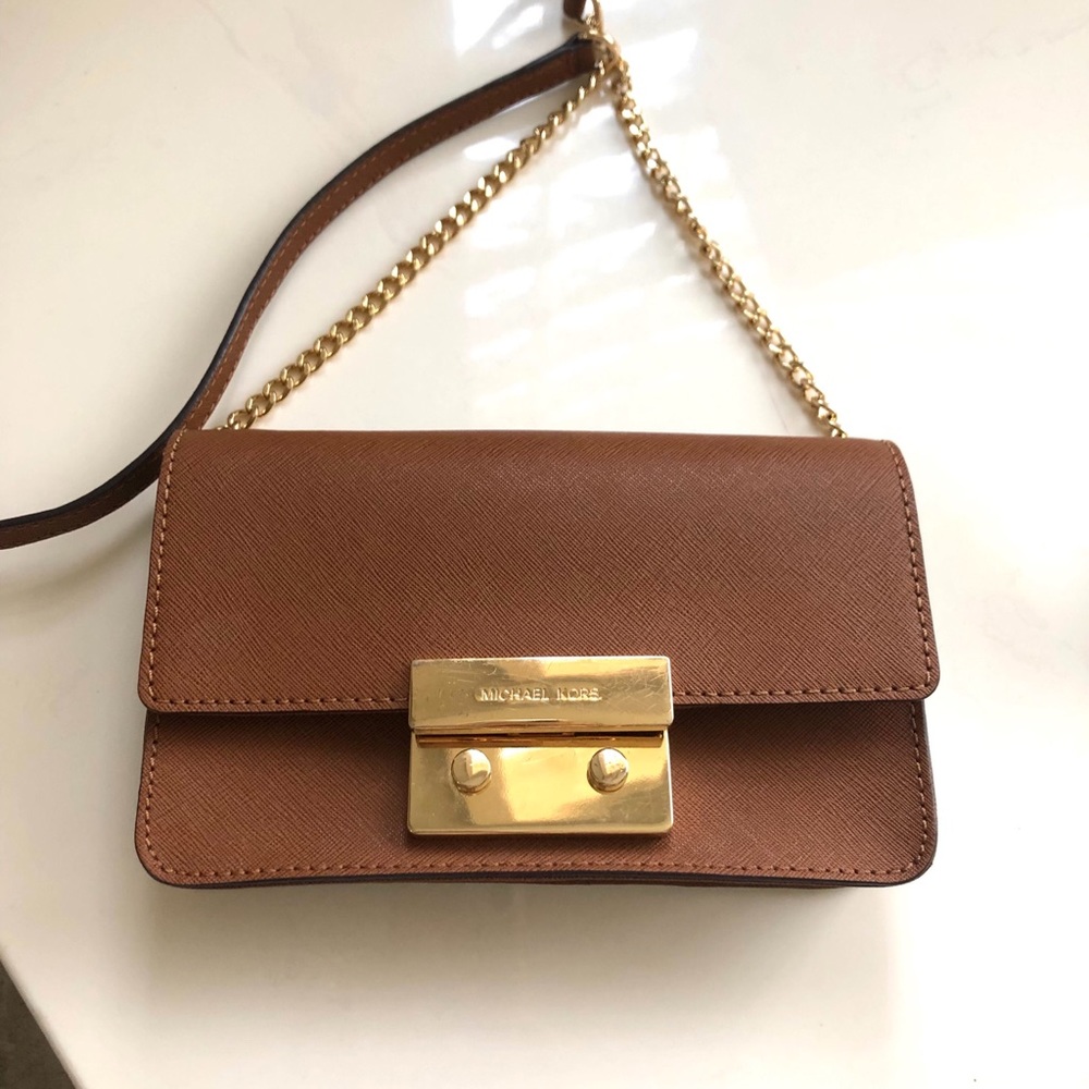 MICHAEL KORS Leather Crossbody wallet/ clutch.